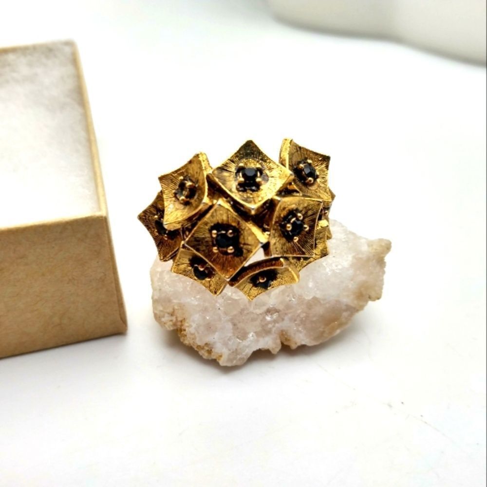 Gold tone with gorgeous garnet stone ring size 7‎